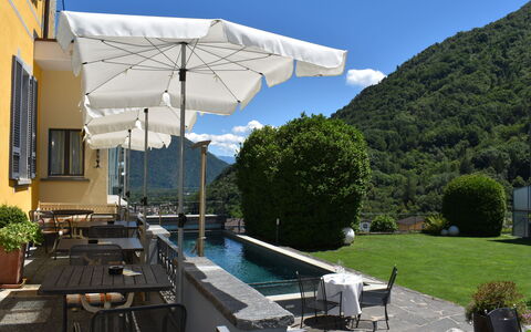Intragna 55: Cielo, Pianta, Mobilia, Costruzione, Shade, Ombrello, Piscina, Mobili Da Esterno, Nube, Finestra