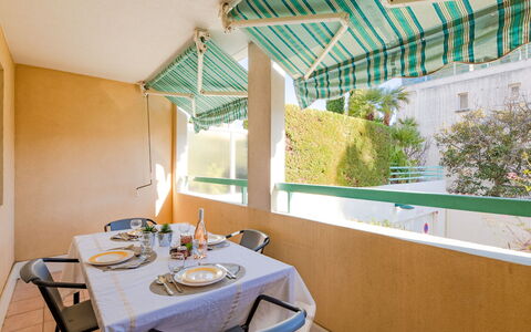 Résidence Villa Toscane: Tavolo, Proprietà, Mobilia, Costruzione, Pianta, Sedia, Tavola, Shade, Interior Design, Finestra
