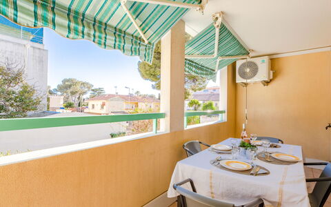 Résidence Villa Toscane: Tavolo, Mobilia, Proprietà, Costruzione, Sedia, Shade, Interior Design, Cielo, Tovaglia, Finestra