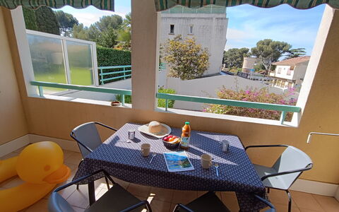 Résidence Villa Toscane: Mobilia, Sedia, Mobili Da Esterno, Tavolo, Tavolo Esterno, Cucina & Sala Da Pranzo Tavolo, Tavolino Da Caffè, Shade, Balcone, Terrazza