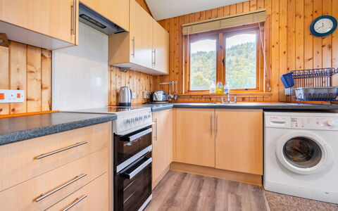 Drumnadrochit 700: Cabinetry, Controsoffitto, Proprietà, Lavanderia, Mobilia, Cucina, Cucina Stufa, Lavandino Della Cucina, Elettrodomestico Da Cucina, Legna