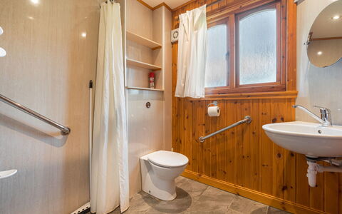 Balnain 3 Bed: Proprietà, Lavello, Specchio, Idraulico Fixture, Costruzione, Rubinetto, Bagno, Mobiletto Del Bagno, Lavandino Del Bagno, Cabinetry