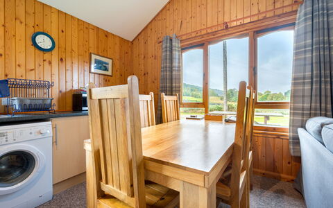Balnain 3 Bed: Lavanderia, Proprietà, Mobilia, Tavolo, Legna, Pianta, Sedia, Color Legno, Pavimentazione, Pavimento