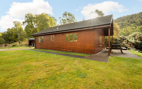 Loch Meilke 2 Bed: Nube, Cielo, Pianta, Costruzione, Proprietà, Albero, Paesaggio Naturale, Legna, Finestra, Casa
