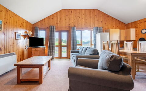 Loch Meilke 2 Bed: Mobilia, Costruzione, Comfort, Finestra, Divano, Legna, Interior Design, Lampada, Pavimentazione, Shade