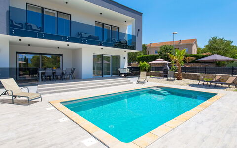 Villa Palma: Acqua, Costruzione, Cielo, Piscina, Pianta, Azzurro, Shade, Interior Design, Albero, Condominio