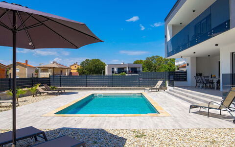 Villa Palma: Cielo, Pianta, Proprietà, Costruzione, Piscina, Azzurro, Finestra, Shade, Architettura, Condominio