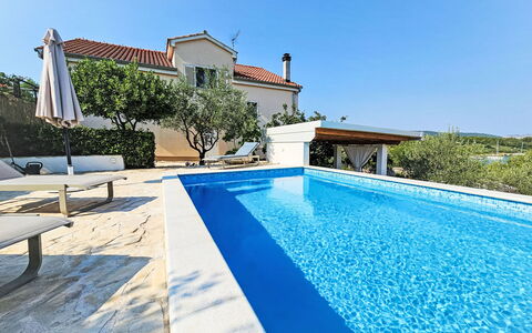 Katenas: Acqua, Cielo, Pianta, Piscina, Azzurro, Costruzione, Rettangolo, Shade, Albero, Mobili Da Esterno