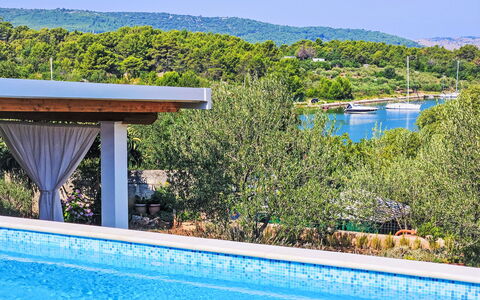 Katenas: Acqua, Proprietà, Pianta, Cielo, Piscina, Azzurro, Blu, Shade, Rettangolo, Mobili Da Esterno