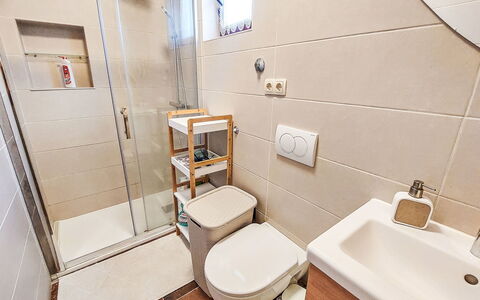Ante: Toilet Seat, Gabinetto, Idraulico Fixture, Pavimentazione, Bagno, Pavimento, Interior Design, Idraulico, Lavello, Camera