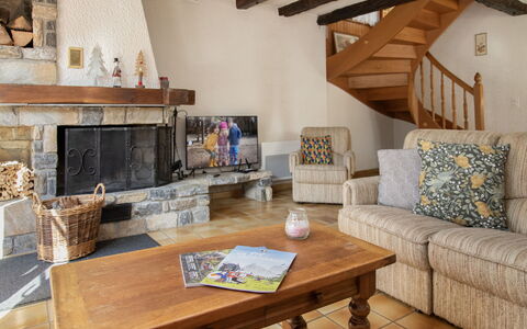 Véronique: Mobilia, Interior Design, Pavimentazione, Divano, Legna, Pavimento, Soggiorno, Camera, Soffitto, Tavolo
