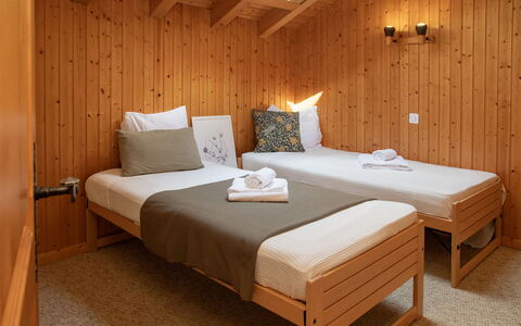 Véronique: Mobilia, Interior Design, Pavimento, Letto, Pavimentazione, Camera Da Letto, Legna, Camera, Tessile, Soffitto