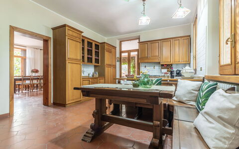 Villa Rosso Corbezzolo: Tavolo, Mobilia, Costruzione, Legna, Cabinetry, Interior Design, Soggiorno, Sedia, Casa, Controsoffitto
