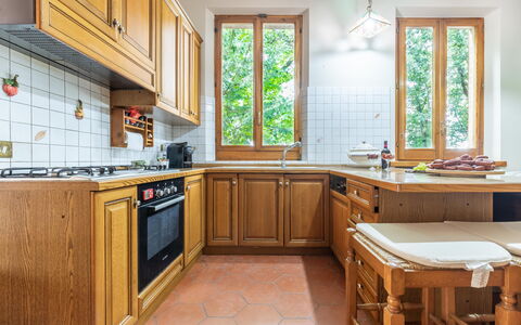 Villa Rosso Corbezzolo: Cabinetry, Lavandino Della Cucina, Controsoffitto, Finestra, Lavello, Cucina, Legna, Interior Design, Illuminazione, Rubinetto