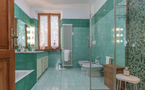 Villa Rosso Corbezzolo: Proprietà, Lavello, Idraulico Fixture, Azzurro, Costruzione, Specchio, Cabinetry, Bagno, Viola, Interior Design