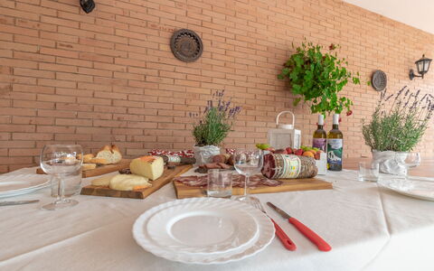 Villa Rosso Corbezzolo: Tavolo, Tavola, Pianta, Cibo, Vaso Di Fiori, Dishware, Pianta Della Casa, Piatto, Tovaglia, Tessile