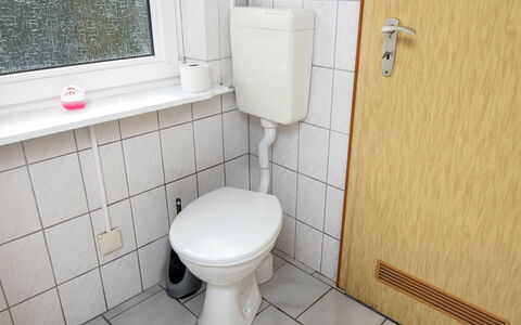 Langeoog 12: Proprietà, Gabinetto, Idraulico Fixture, Toilet Seat, Bagno, Finestra, Viola, Pavimento, Parete, Idraulico