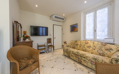 Appartamento Filippo: Mobilia, Cornice, Finestra, Legna, Divano, Costruzione, Interior Design, Pianta Della Casa, Soggiorno, Pavimentazione