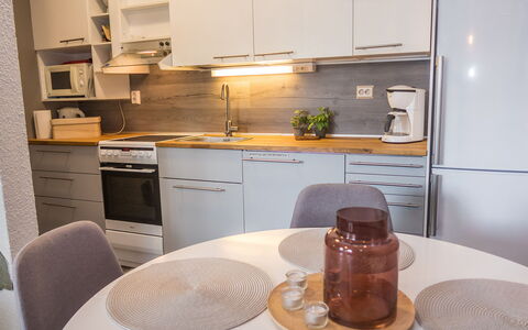 Rukaköngäs 21: Elettrodomestico Da Cucina, Cucina, Controsoffitto, Mobilia, Interior Design, Pavimentazione, Apparecchio Major, Cabinetry, Legna, Pavimento