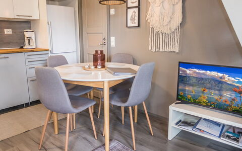 Rukaköngäs 21: Mobilia, Interior Design, Pavimentazione, Pavimento, Legna, Camera, Sedia, Tavolo, Cucina & Sala Da Pranzo Tavolo, Sala Da Pranzo