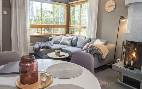 Rukaköngäs 21: Mobilia, Interior Design, Pavimentazione, Pavimento, Legna, Divano, Soggiorno, Camera, Illuminazione, Casa