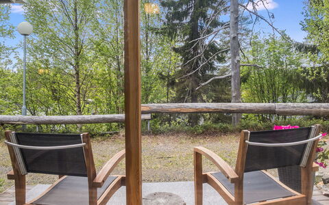 Rukaköngäs 21: Legna, Mobilia, Portico, Sedia, Latifoglie, Color Legno, Bicchiere, Deck, Eco Hotel, Shade