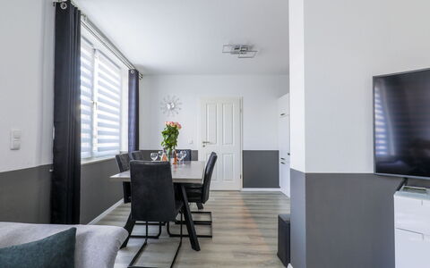 Wingst 655: Mobilia, Tavolo, Proprietà, Pianta, Sedia, Pianta Della Casa, Costruzione, Finestra, Interior Design, Architettura