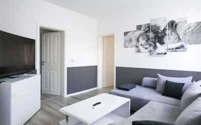 Wingst 655: Proprietà, Mobilia, Divano, Cabinetry, Comfort, Interior Design, Architettura, Stile, Pavimento