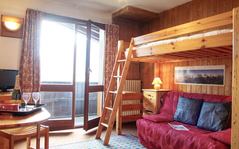 Les Periades: Mobilia, Comfort, Costruzione, Finestra, Legna, Illuminazione, Interior Design, Lampada, Pavimento, Tenda