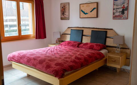 Alpine Retreat: Mobilia, Letto, Camera Da Letto, Lenzuolo, Bedding, Legna, Interior Design, Biancheria, Tessile, Pavimentazione