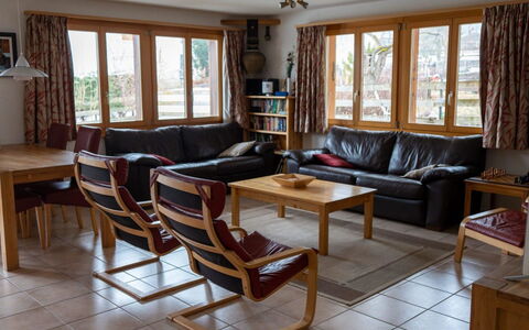 Alpine Retreat: Mobilia, Interior Design, Pavimentazione, Pavimento, Divano, Legna, Camera, Soggiorno, Sedia, Tavolo