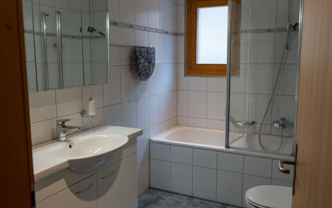Alpine Retreat: Bagno, Idraulico Fixture, Lavandino Del Bagno, Pavimentazione, Interior Design, Lavello, Pavimento, Rubinetto, Idraulico, Piastrella