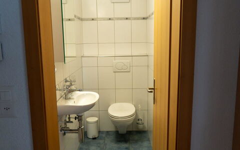 Alpine Retreat: Bagno, Lavandino Del Bagno, Idraulico Fixture, Lavello, Pavimentazione, Pavimento, Rubinetto, Idraulico, Interior Design, Toilet Seat
