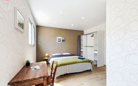 Les Bégonias: Mobilia, Interior Design, Pavimentazione, Pavimento, Letto, Camera, Legna, Soffitto, Camera Da Letto, Tessile