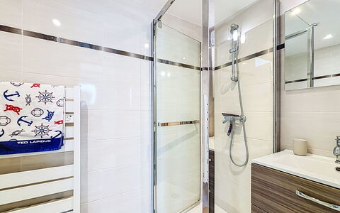 Les Bégonias: Idraulico Fixture, Bagno, Interior Design, Pavimentazione, Pavimento, Idraulico, Materiale Composito, Piastrella, Specchio, Doccia Porta
