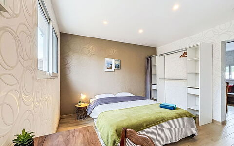 Les Bégonias: Mobilia, Interior Design, Letto, Pavimento, Pavimentazione, Camera Da Letto, Parete, Camera, Legna, Soffitto