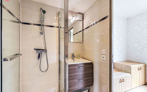 Les Bégonias: Pavimentazione, Interior Design, Bagno, Idraulico Fixture, Pavimento, Mobiletto Del Bagno, Idraulico, Cabinetry, Piastrella, Specchio