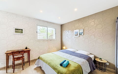 Les Bégonias: Interior Design, Mobilia, Parete, Camera Da Letto, Pavimentazione, Letto, Pavimento, Soffitto, Biancheria, Camera