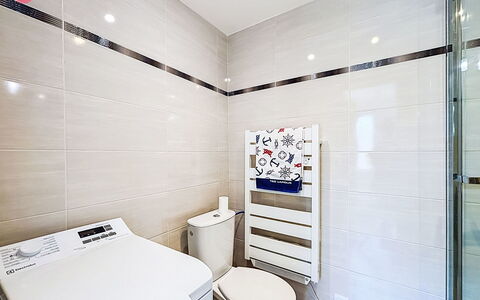 Les Bégonias: Pavimentazione, Pavimento, Interior Design, Idraulico Fixture, Bagno, Soffitto, Piastrella, Gabinetto, Idraulico, Toilet Seat