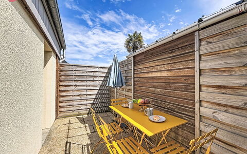 Les Bégonias: Plank, Latifoglie, Color Legno, Mobili Da Esterno, Balcone, Deck, Recinzione, Pavimento In Legno, Pianta Della Casa, Backyard