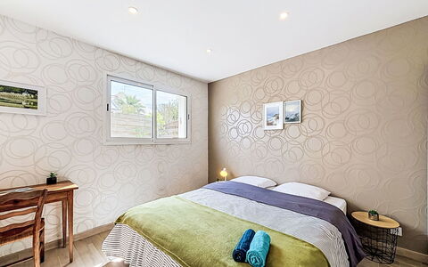 Les Bégonias: Interior Design, Mobilia, Parete, Camera Da Letto, Pavimentazione, Pavimento, Letto, Soffitto, Biancheria, Lenzuolo
