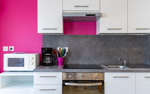 Les Bégonias: Cabinetry, Controsoffitto, Proprietà, Mobilia, Costruzione, Lavandino Della Cucina, Bianca, Cucina Stufa, Viola, Cucina