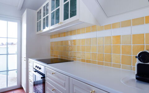 Les Résidences de Beauvallon: Cabinetry, Mobilia, Proprietà, Costruzione, Controsoffitto, Finestra, Cucina, Cassetto, Legna