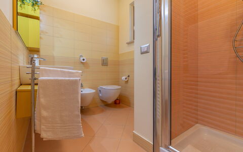 Casamare: Marrone, Costruzione, Proprietà, Idraulico Fixture, Bagno, Lavello, Casa, Pavimentazione, Gabinetto