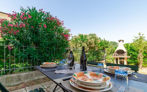 Casamare: Tavolo, Mobilia, Cielo, Pianta, Tavola, Proprietà, Fiore, Sedia, Azzurro, Botanica