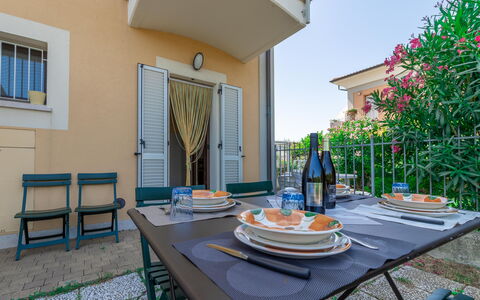 Casamare: Tavolo, Mobilia, Proprietà, Finestra, Pianta, Tavola, Sedia, Blu, Azzurro, Costruzione