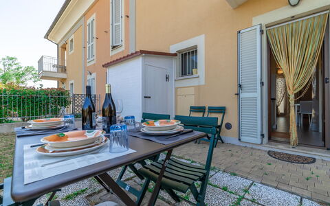 Casamare: Tavolo, Mobilia, Costruzione, Proprietà, Pianta, Finestra, Tavola, Vaso Di Fiori, Azzurro, Porta