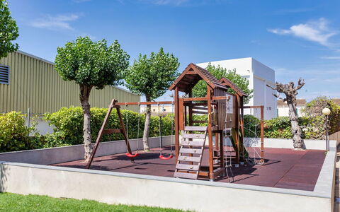 Del Sol: Cielo, Nube, Pianta, Albero, Shade, Costruzione, Lotto, Urban Design, Quartiere, Zona Residenziale