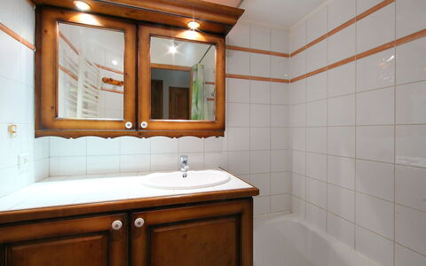 Le Krystor: Specchio, Rubinetto, Mobiletto Del Bagno, Idraulico Fixture, Lavello, Proprietà, Cabinetry, Mobilia, Vasca Da Bagno, Lavandino Del Bagno