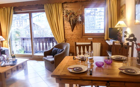 Le Krystor: Tavolo, Mobilia, Proprietà, Divano, Finestra, Cornice, Tenda, Legna, Interior Design, Lampada
